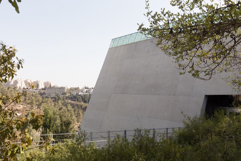 Yad Vashem 主館金字塔的建築由猶太建築師 Moshe Safdie 所規劃