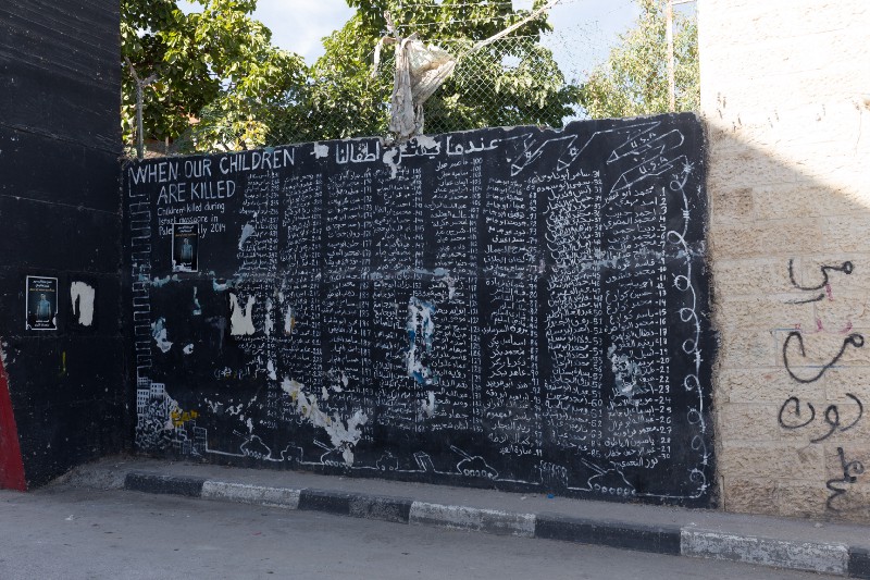 Aida Refugee Camp 外的黑牆，寫滿巴國被殺的小孩名字