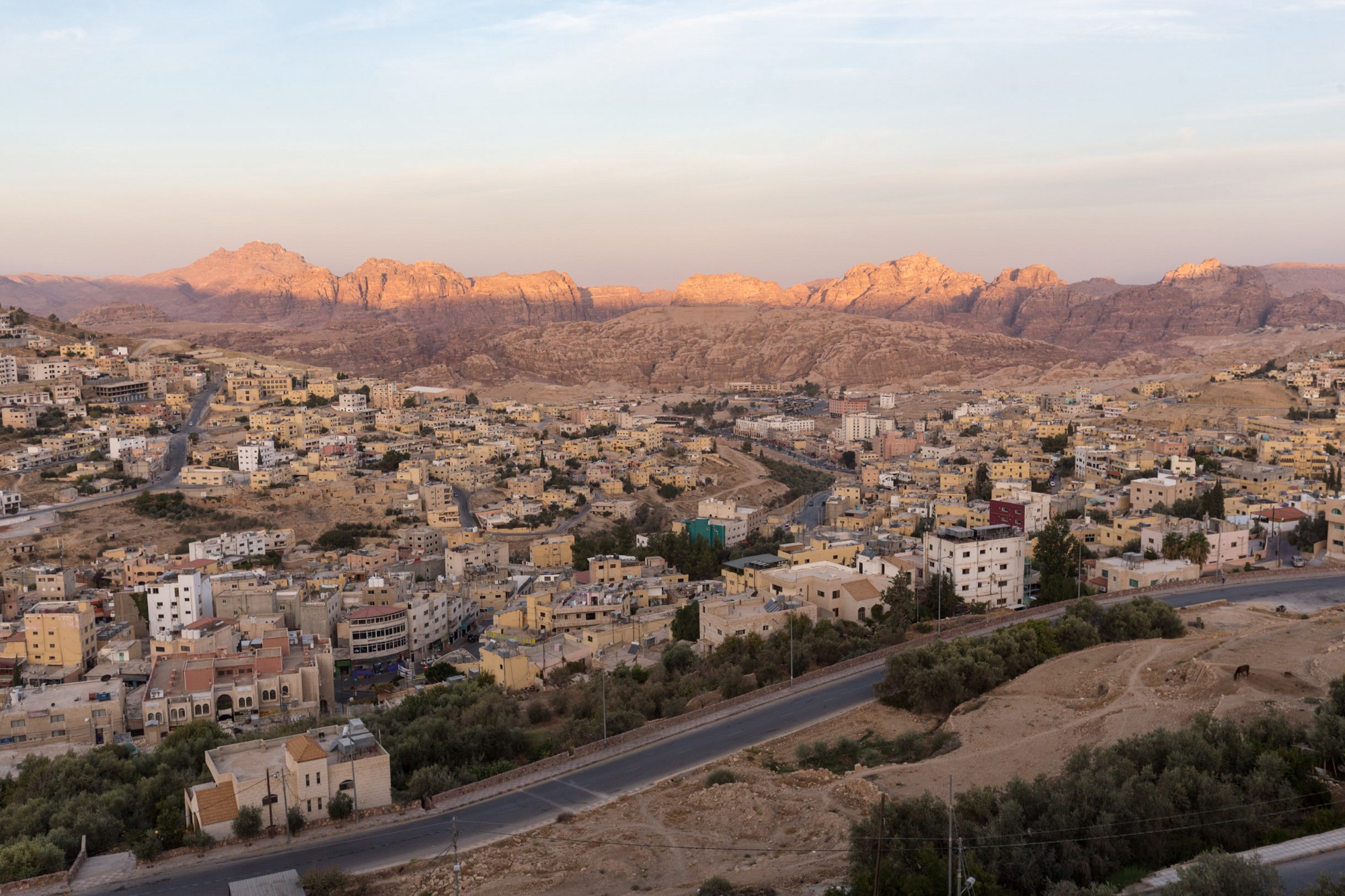 住了三天的 Rocky Mountain Hostel，頂樓的公共空間可以一覽整個 Wadi Musa 和遠方的  Petra