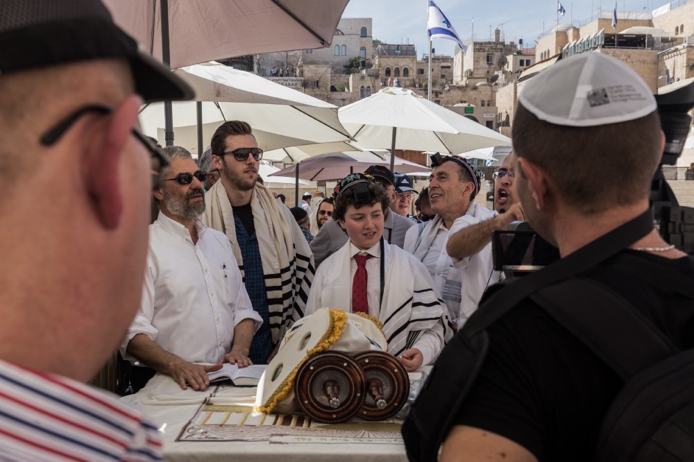 早幾天參觀時有猶太青年舉行成人禮，又跳又唱，連旅客也一起慶祝。