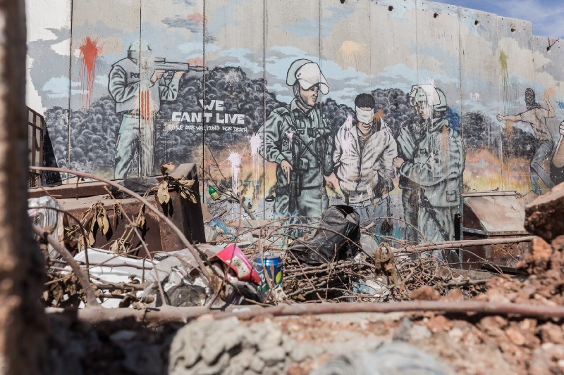 塗滿畫作的圍牆四周盡是頹垣敗瓦，大多內容也是抗議以軍的暴行
