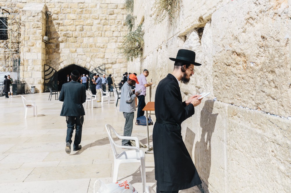 哈雷迪猶太教的教徒於西牆禱告