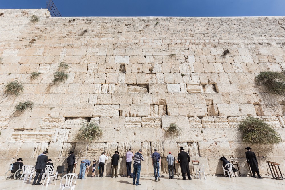 西牆，原是第二聖殿的古城牆的一部分，現已成為猶太教神聖的地方