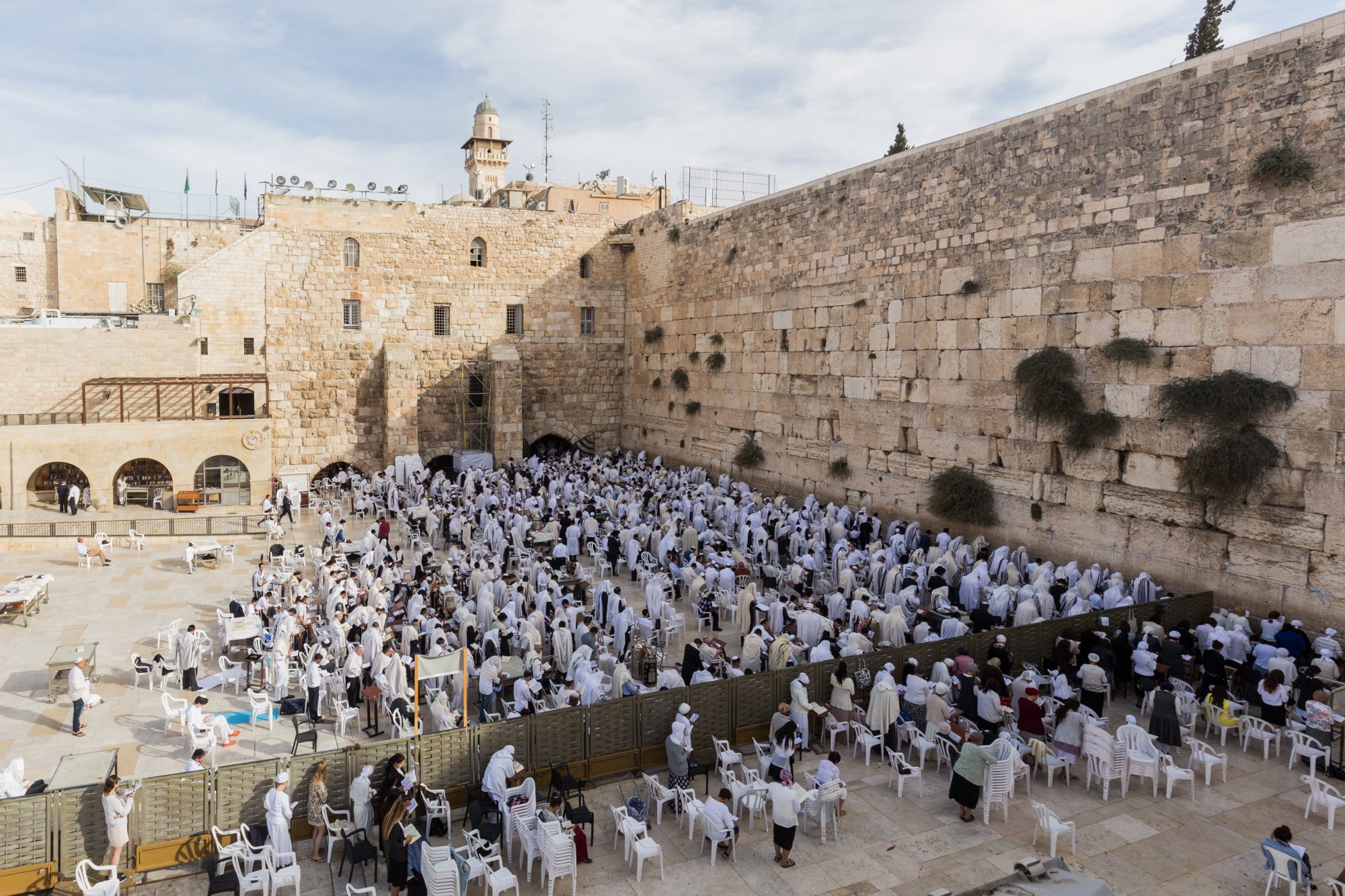 從聖殿山入口天橋攝下贖罪日 (Yom Kippur) 猶太信眾擠滿大半個西牆廣場